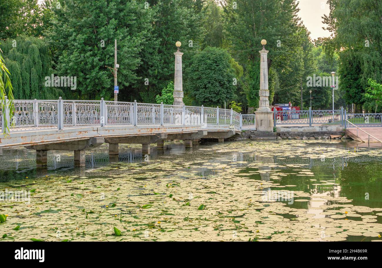 Ternopil, Ukraine 06.07.2021.Le remblai de l'étang de Ternopil en Ukraine un matin d'été Banque D'Images
