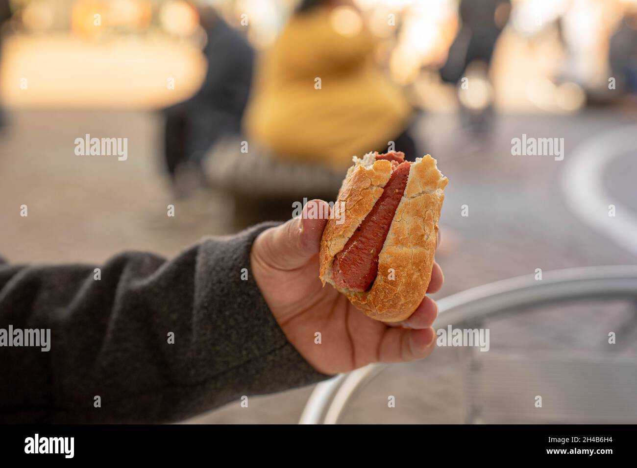 Sandwich fastfood de la rue allemande avec saucisse de bœuf Banque D'Images
