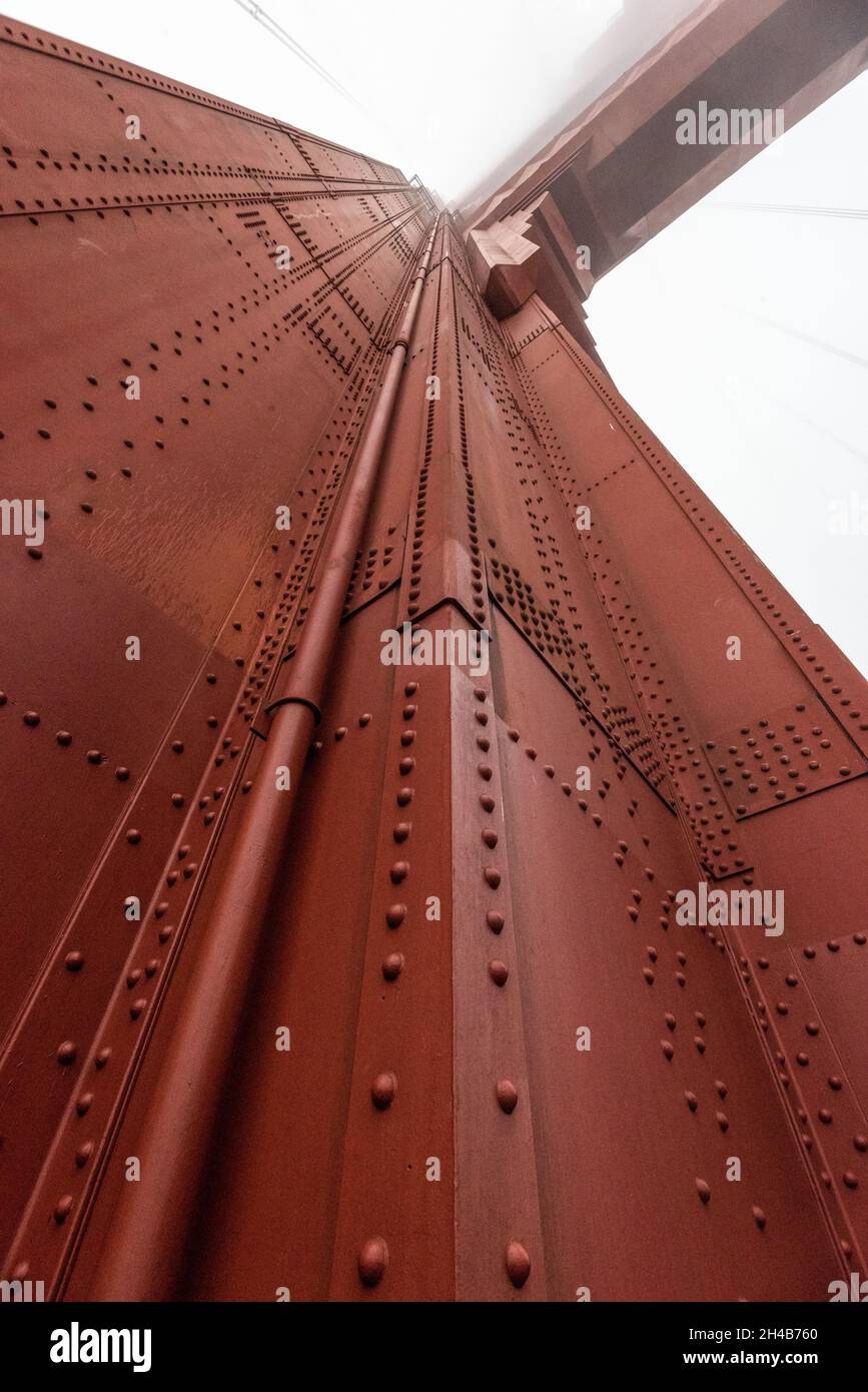 Sous un pilier géant du Golden Gate Bridge, San Francisco, Etats-Unis Banque D'Images