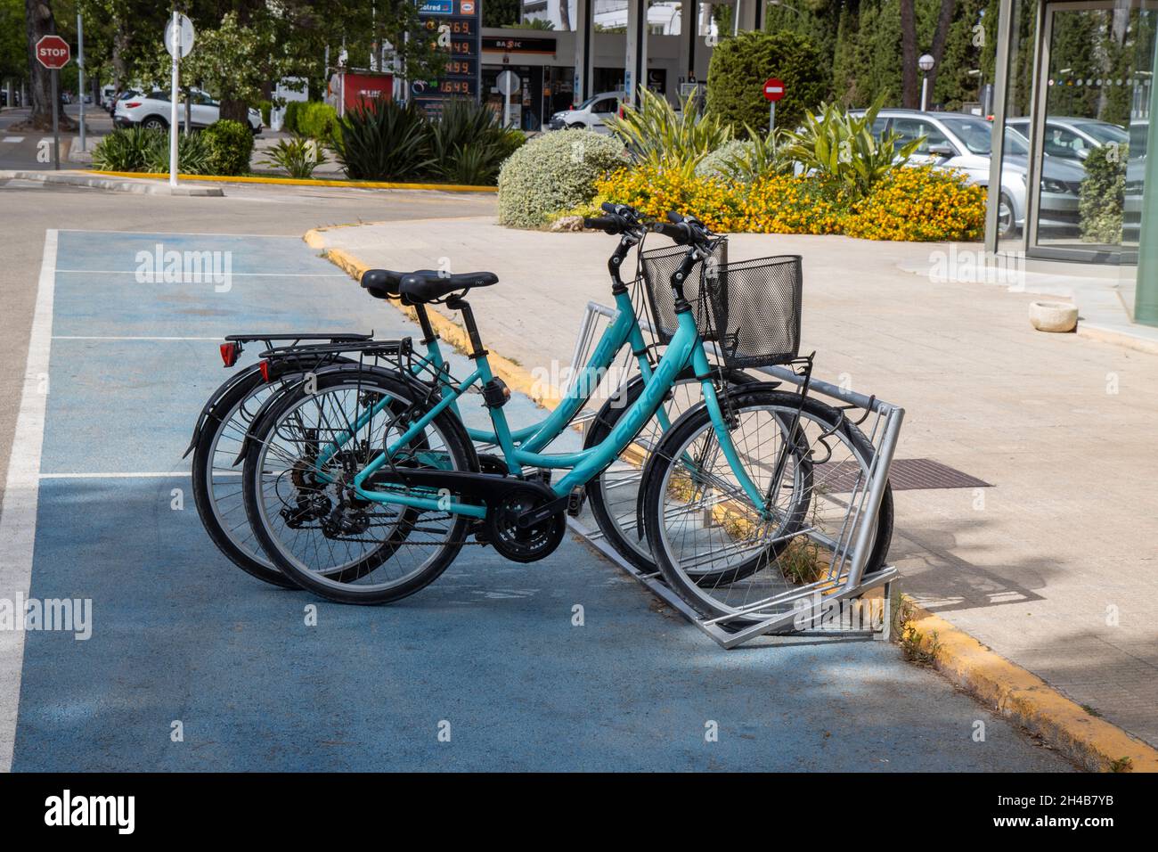 Deux vélos garés emmenés sur la belle île de Majorque en Espagne montrant les vélos garés dans la rue Banque D'Images