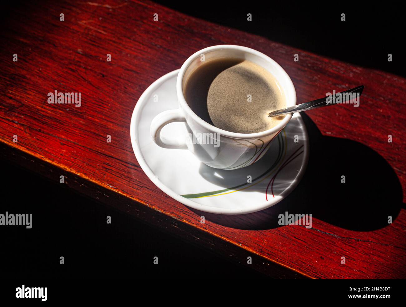 Une tasse de café sur une soucoupe, avec une cuillère à café, Cartagena de Indias, Colombie. Banque D'Images