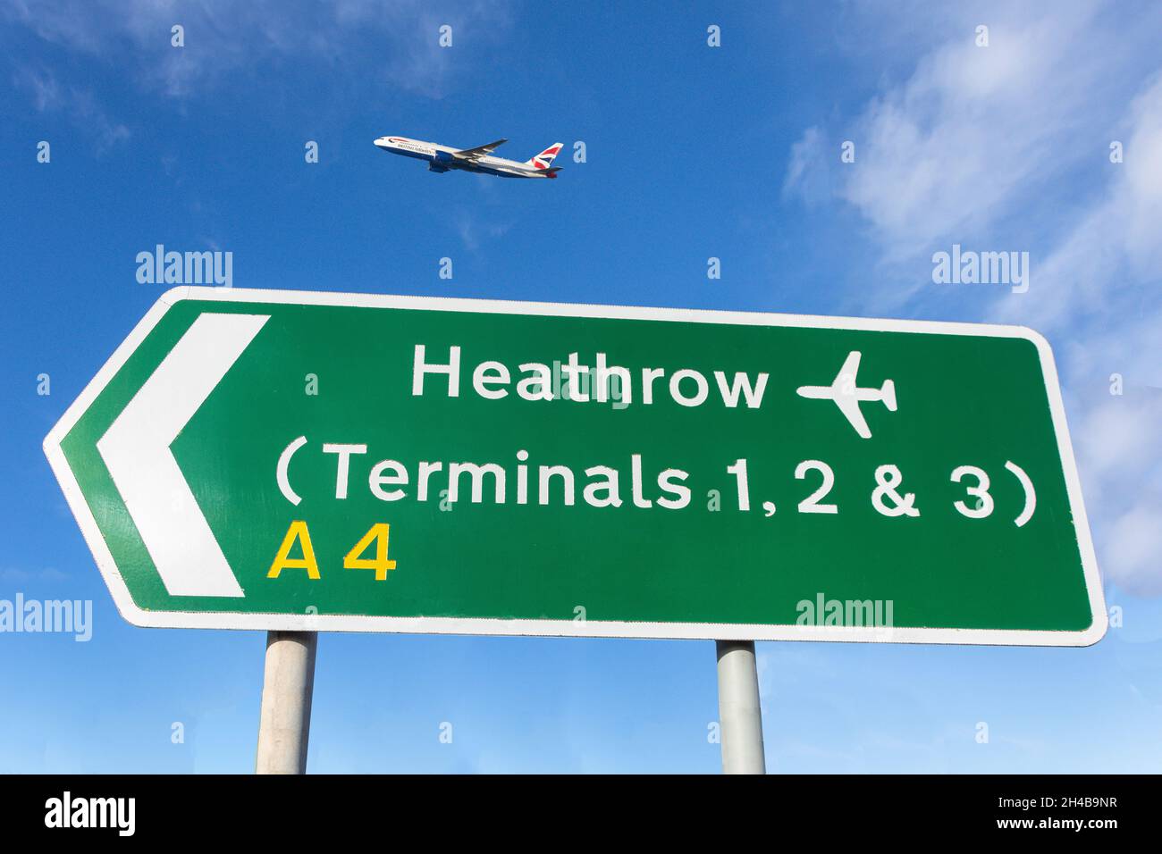 Heathrow Airport Road sign, Cranford, London Borough of Hounslow, Greater London, Angleterre, Royaume-Uni Banque D'Images
