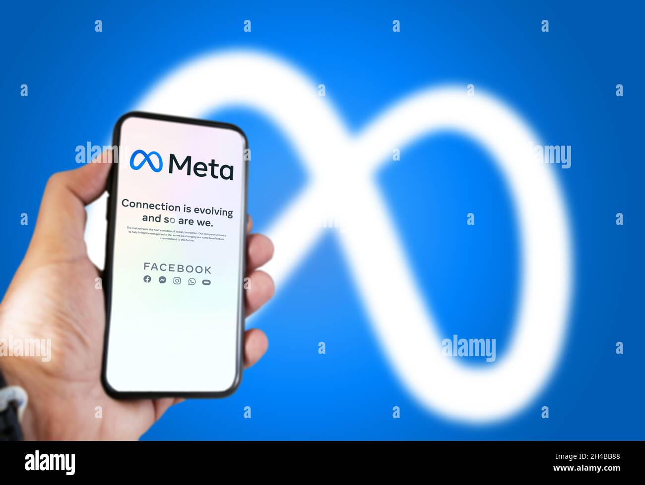 Menlo Park, CA, USA, octobre 28 2021: Main tenant un téléphone avec l'application mobile Meta sur l'écran et le logo flou dans l'arrière-plan.Meta est un te Banque D'Images