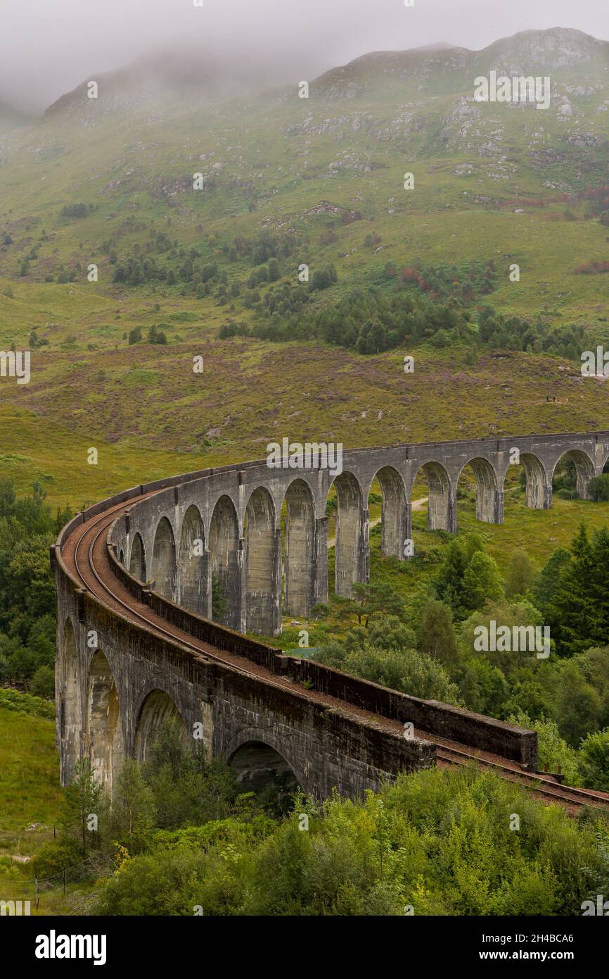 Viaduc long incurvé dans les Highlands écossais (Glenfinnan) Banque D'Images