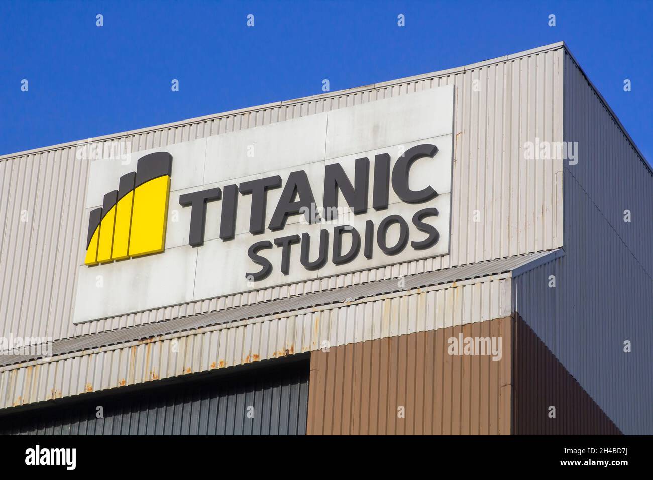 30 octobre 2021 le logo de l'entreprise du maintenant situé au-dessus du studio de 106000 pieds carrés à Belfast en Irlande du Nord Banque D'Images