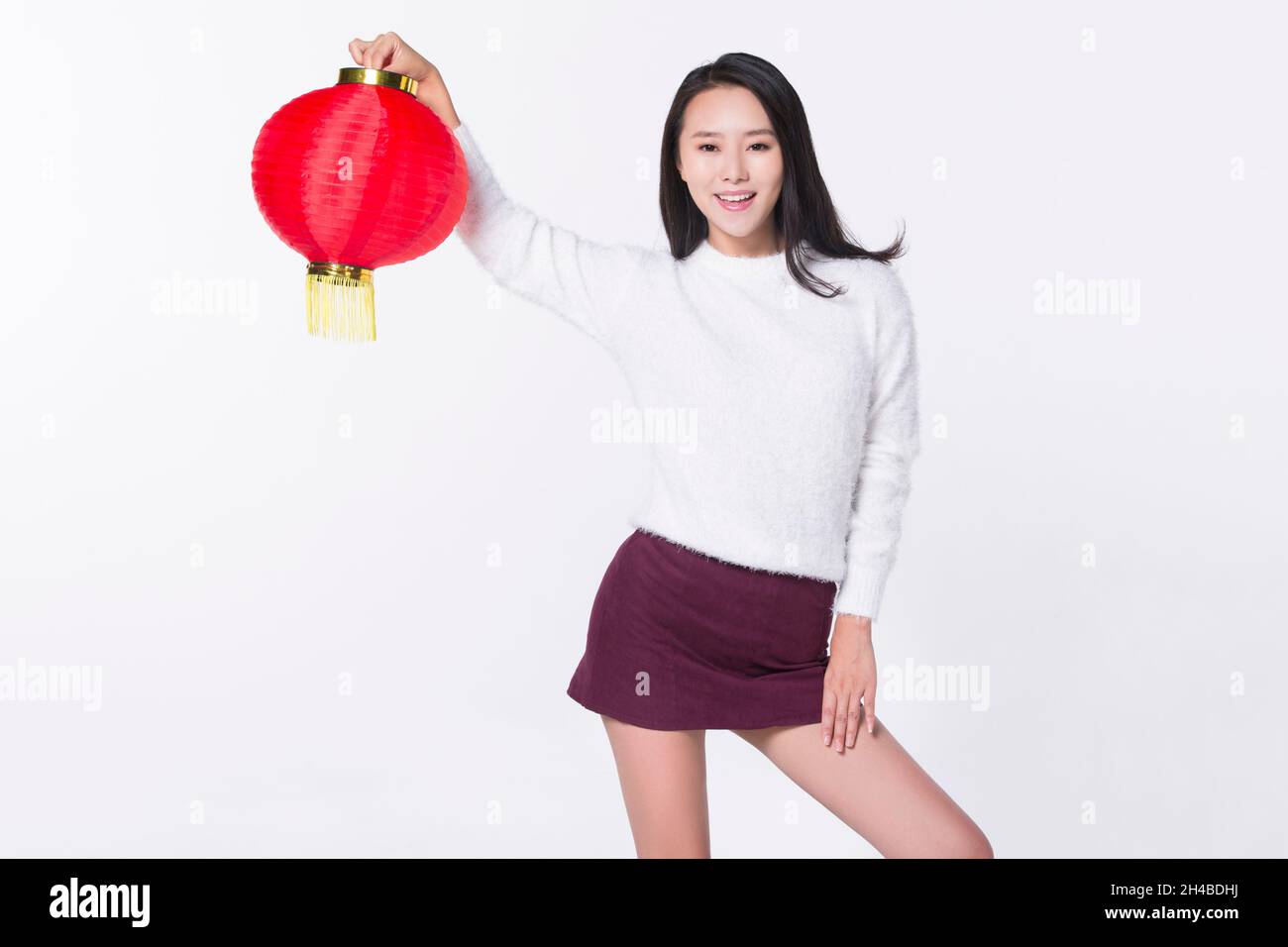 Jeune femme tenant une lanterne pour célébrer la nouvelle année Banque D'Images