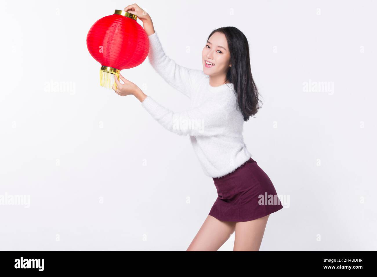 Jeune femme tenant une lanterne pour célébrer la nouvelle année Banque D'Images