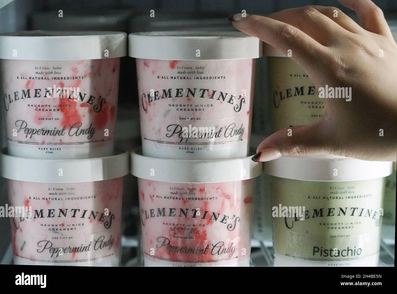 Le travailleur Dominique Brentson se rend pour un quart de la nouvelle « Peppermint Andy », une nouvelle saveur créée en collaboration avec l'animateur de talk show Andy Cohen, à la Clémentine's Creamery à St. Louis le lundi 1er novembre 2021.Clementine's fera don de 50 % des ventes de chocolat à la menthe poivrée aux PORTES d'une organisation locale à but non lucratif.Cohen est un supporter et un ami DES PORTES depuis de nombreuses années.LES PORTES offrent des logements et des services de soutien connexes pour améliorer la qualité de vie des personnes touchées par le VIH/sida.Photo de Bill Greenblatt/UPI Banque D'Images