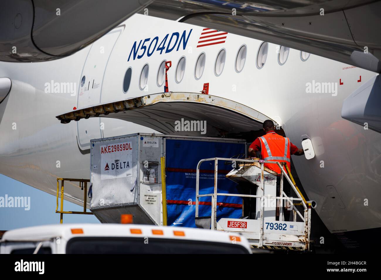 Los Angeles, Californie, États-Unis.29 mars 2019.Un conteneur de cargaison est chargé sur un Airbus se A350-900 de Delta Air Lines Inc. (Enregistrement N504DN) sur le tarmac à l'aéroport international de Los Angeles (LAX) le vendredi 29 mars 2019 à Los Angeles, en Californie © 2019 Patrick T. Fallon (image de crédit: © Patrick Fallon/ZUMA Press Wire) Banque D'Images