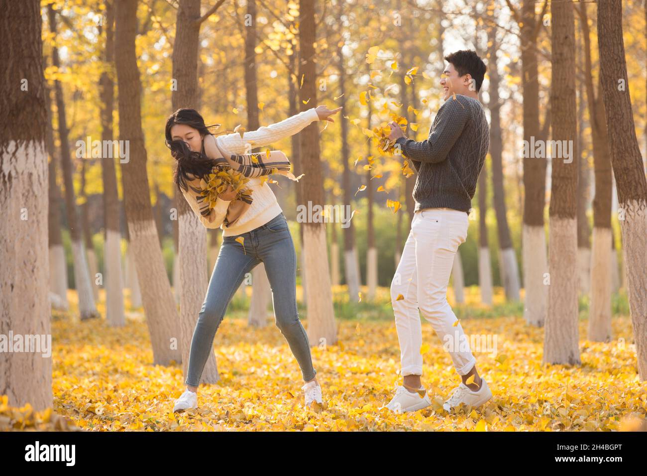 De jeunes amoureux heureux qui se frotent dans les bois Banque D'Images