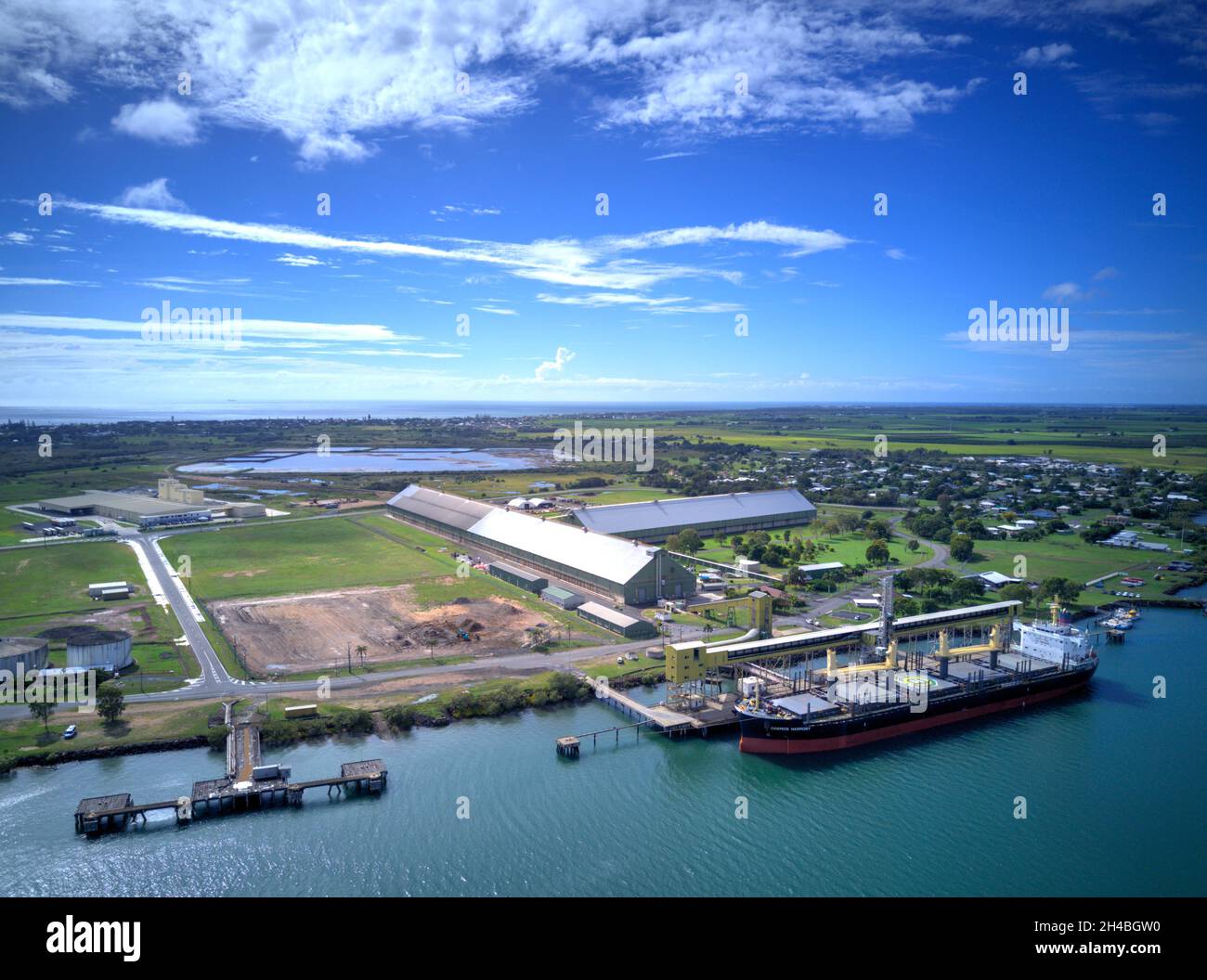 Vol aérien du cargo MV Cosmo Harmony chargeant du sucre en vrac au port de Bundaberg sur la rivière Burnett Queensland Australie Banque D'Images