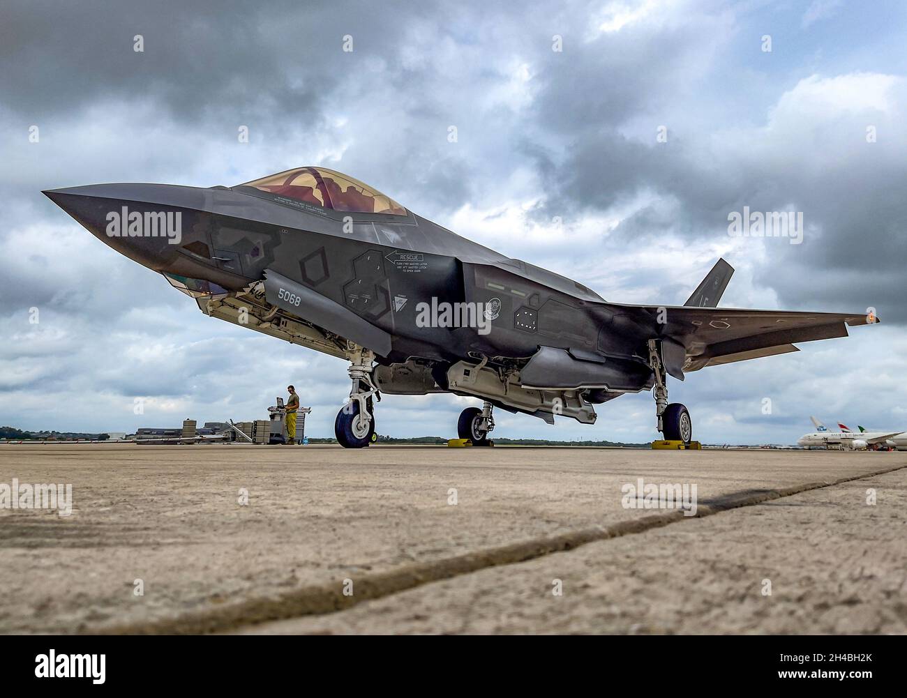 Les membres du service de la Force aérienne des États-Unis du 62e Escadron d'appui, base aérienne Luke, en Arizona, effectuent des opérations de ligne de vol à l'appui du F-35 Lightning II TDY, le 28 octobre 2021, à la base conjointe San Antonio-Kelly Field, au Texas.Le 62e FS sera formé avec les F-16 de la 149e Escadre de chasseurs et de la 301e Escadre de chasseurs, ainsi que les T-38 de la 301e Escadre de chasseurs.Les capacités multirôles du F-35 leur permettent d'effectuer des missions qui, traditionnellement, nécessitaient de nombreux avions spécialisés.Les capacités de supériorité aérienne gratuites du F-35 augmenteront notre flotte de supériorité aérienne et Banque D'Images