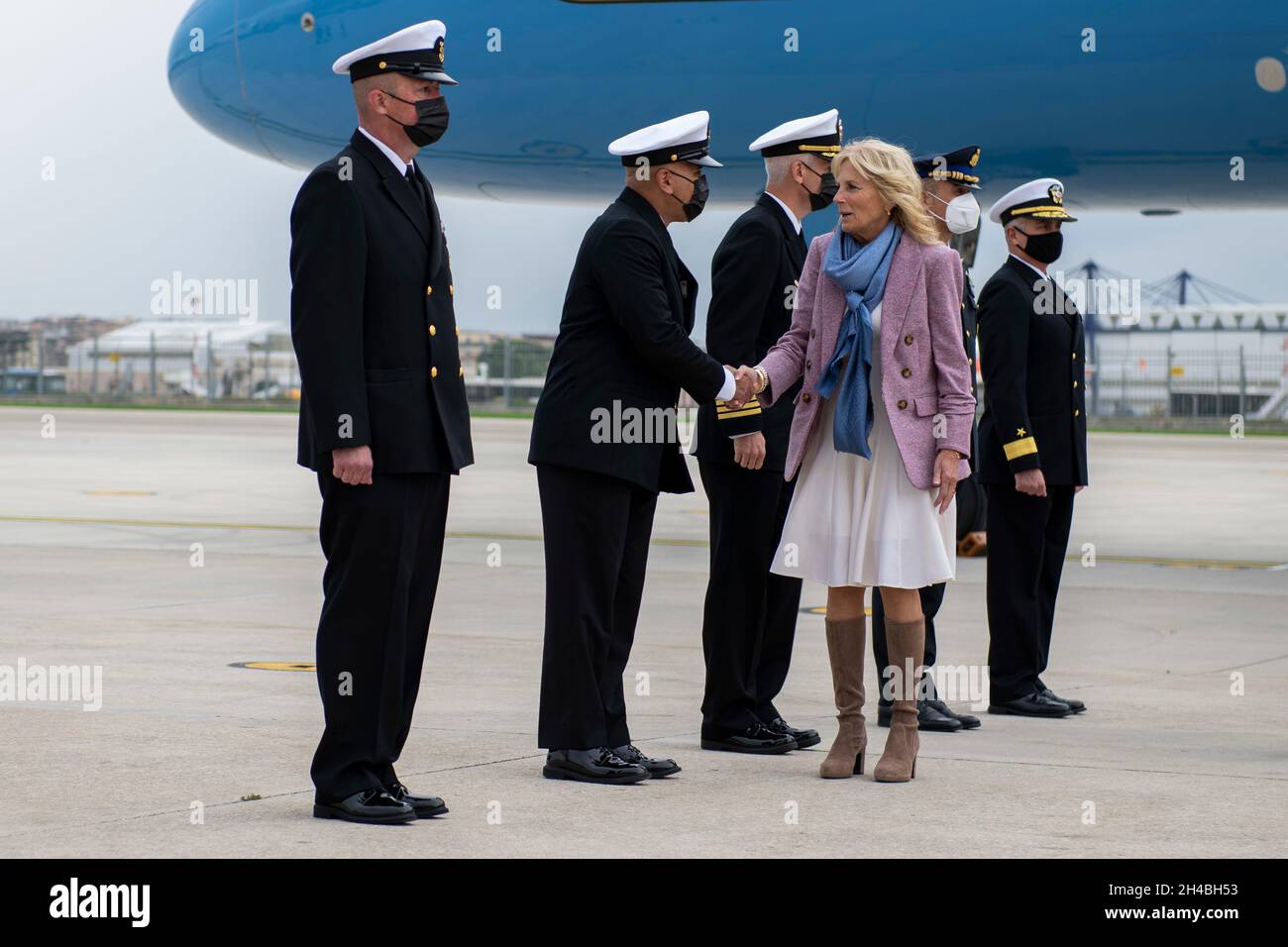 Groupe sous-marin 8 le chef de commandement Jordan Rosado salue la première dame Dr. Jill Biden à bord de l'activité de soutien naval (NSA) Naples, Capodichino, 1er novembre 2021.Biden a visité des étudiants, des parents et des membres de la communauté dans le cadre de son initiative de la Maison-Blanche se joignant aux Forces, un programme qui soutient les familles, les aidants et les survivants militaires et vétérans.NSA Naples est une base opérationnelle à terre qui permet aux forces des États-Unis, alliées et partenaires d'être là où elles sont nécessaires, quand elles sont nécessaires pour assurer la sécurité et la stabilité en Europe, en Afrique et en Asie du Sud-Ouest.(É.-U.Photo de la marine par Mass Communii Banque D'Images