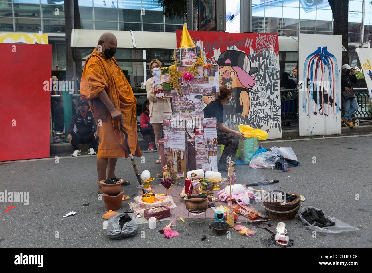 Bangkok, Thaïlande.31 octobre 2021.Les moines et les manifestants ont réalisé des superstitions pour abolir les lois de la majesté lese et réformer la monarchie.(Photo d'Atiwat Silpamethanont/Pacific Press) crédit: Pacific Press Media production Corp./Alay Live News Banque D'Images