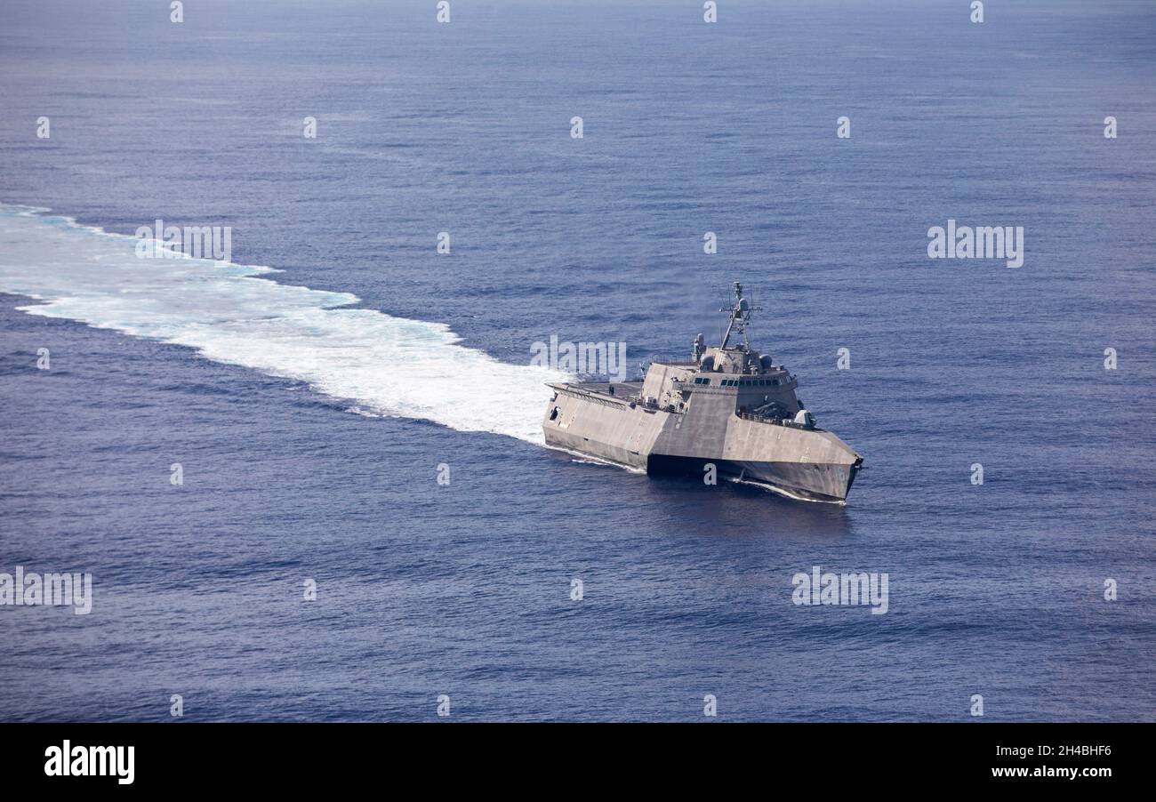 211029-N-LI768-3278 MER DES PHILIPPINES (OCT29, 2021) – le navire de combat littoral, version Independence-variant, USS Tulsa (LCS 16) transite la mer des Philippines.Tulsa, qui fait partie de l'escadron Destroyer Seven, est en cours de déploiement par rotation, opérant dans la zone d'opérations de la 7e flotte des États-Unis afin d'améliorer l'interopérabilité avec ses partenaires et de servir de force d'intervention prête à l'emploi pour soutenir une région Indo-Pacifique libre et ouverte.(É.-U.Photo de la marine par le spécialiste des communications de masse 1er classe Devin M. Langer) Banque D'Images