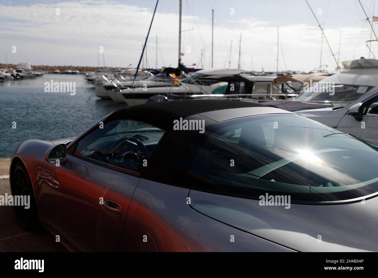 Calvia, Espagne.23 octobre 2021.Une limousine de luxe se trouve dans le port de Puerto Portals.Pendant longtemps, Majorque a été tournée en dérision comme "l'île de la femme de ménage", puis elle a été ravie pour les "touristes de surbooze".Soudain, l'île connaît une ruée des riches.(À dpa 'une fois femmes de nettoyage, maintenant riche: Le tourisme de luxe est en plein essor sur Majorque') crédit: Clara Margais/dpa/Alamy Live News Banque D'Images