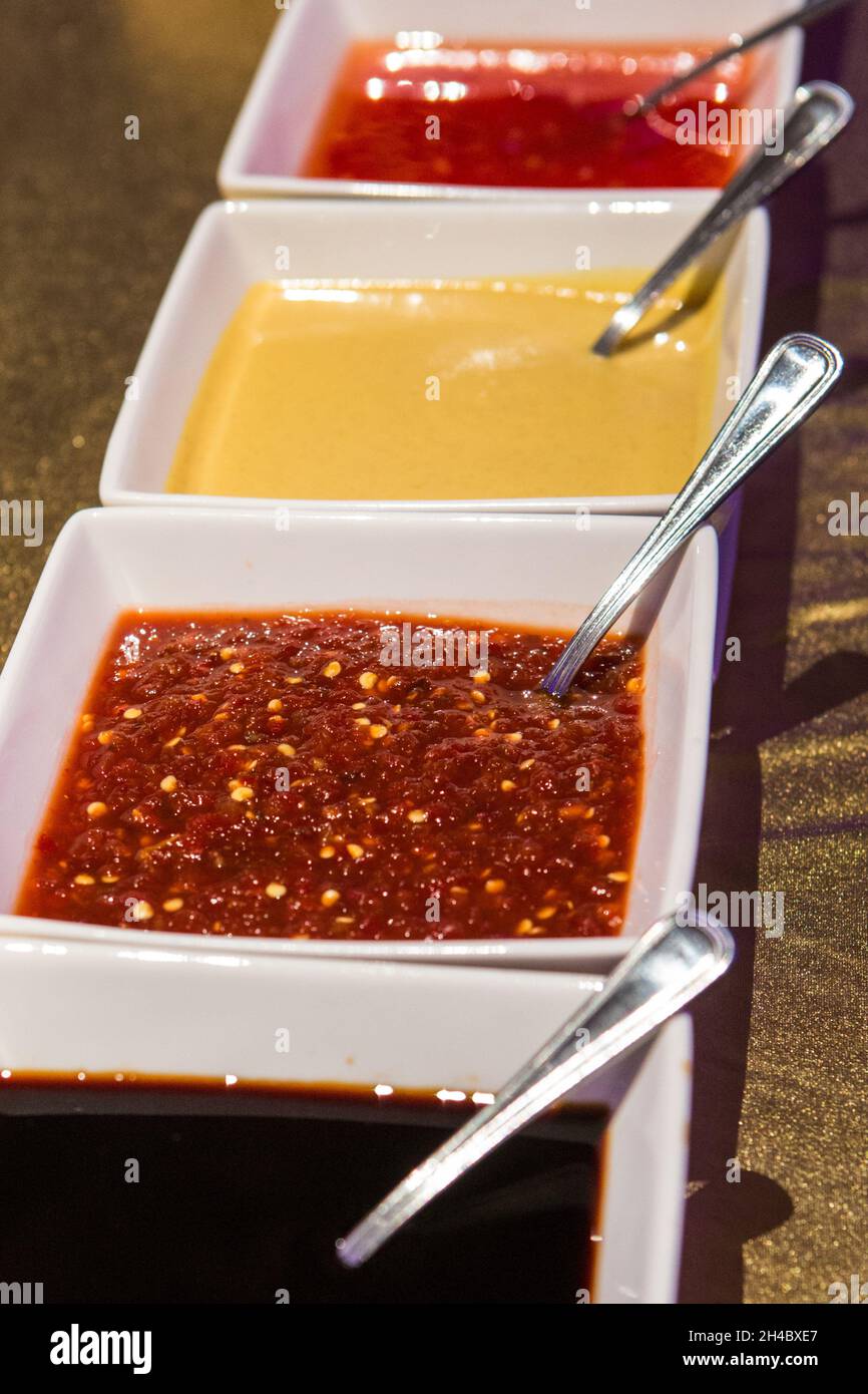 Les sauces dim sum sont servies avec dim sum lors d'un dîner. Banque D'Images