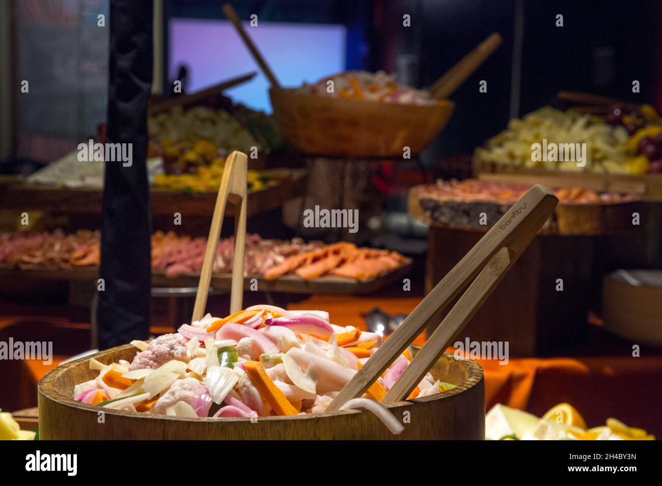 Salade végétarienne exposée au dîner-buffet lors d'un événement. Banque D'Images