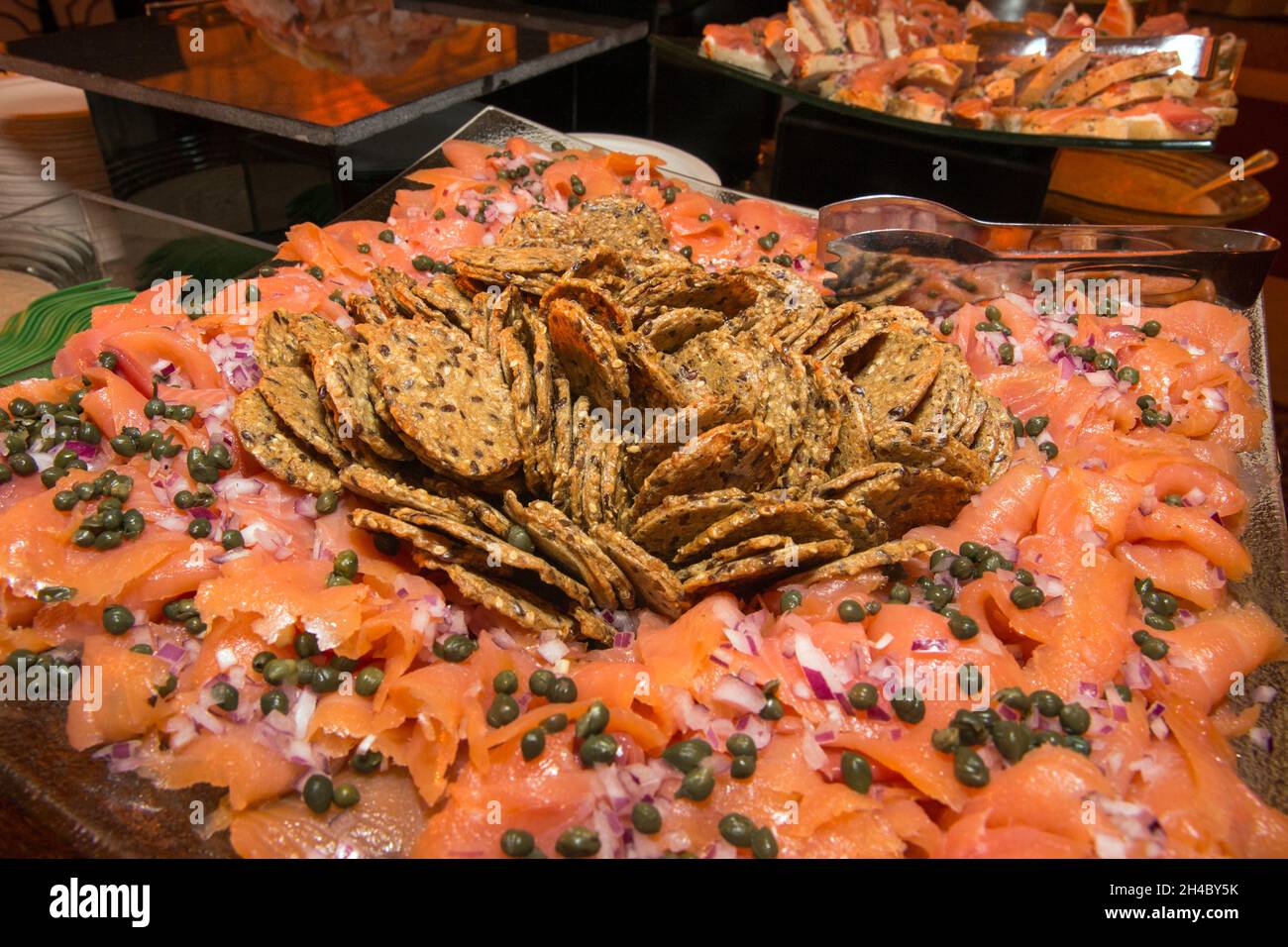 Le saumon avec câpres et oignons est servi lors d'un dîner buffet lors d'un événement. Banque D'Images