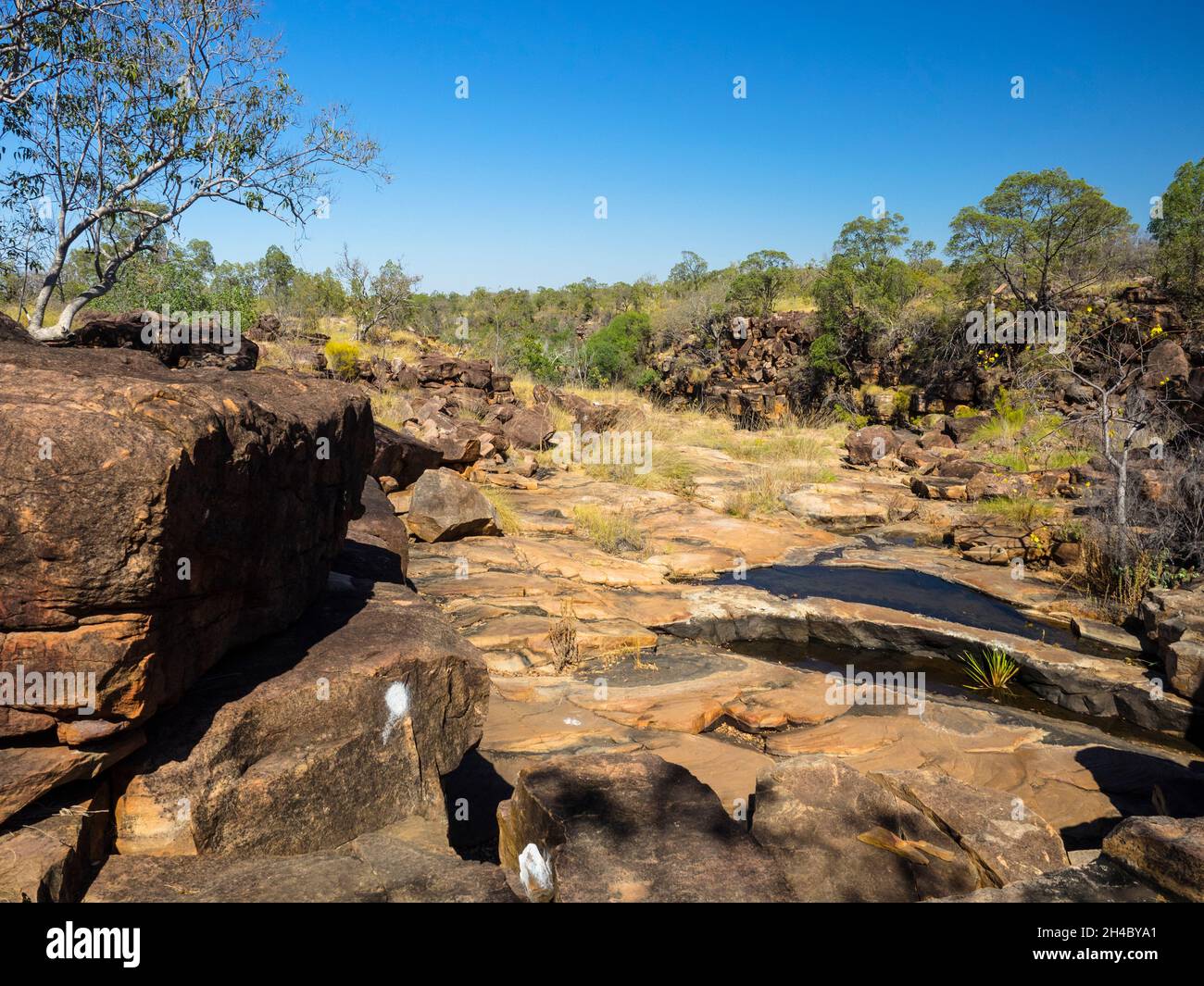 Rochers dans un lit de ruisseau sec près de Lily pools, Station de la rivière Charnley, West Kimberley. Banque D'Images