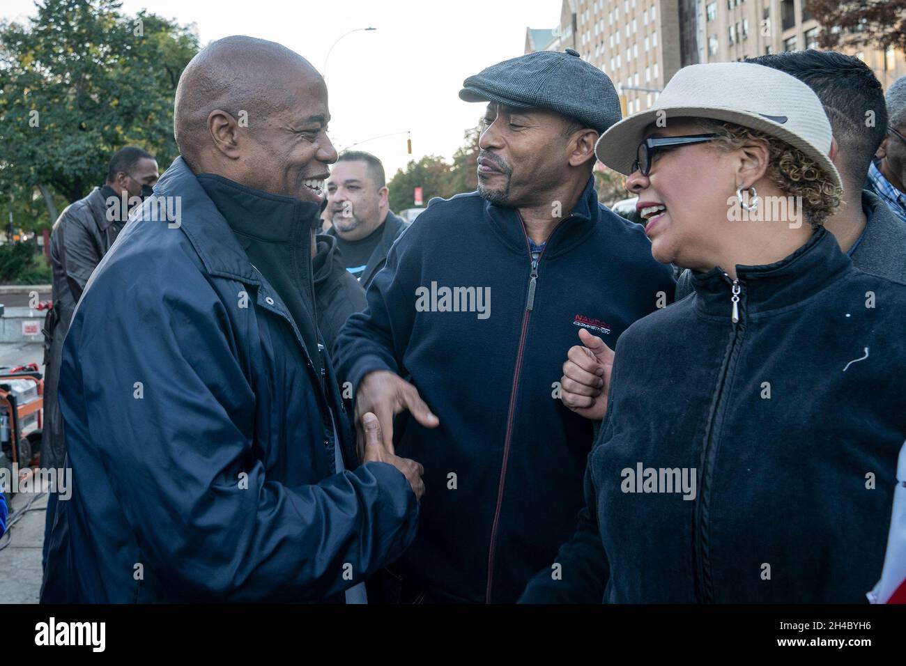 New York, États-Unis.1er novembre 2021.Eric Adams, candidat mayonnaise du Parti démocratique, salue les électeurs du GOTV avec le sénateur américain Kirstan Gilliband et les membres de la communauté latino à Washington Heights.Avec les élections à moins de 24 heures, Eric Adams organise des rassemblements à travers la ville avec le soutien de nombreux élus.Il devrait gagner les élections et devenir le prochain maire de New York.(Photo de Lev Radin/Pacific Press) crédit: Pacific Press Media production Corp./Alay Live News Banque D'Images