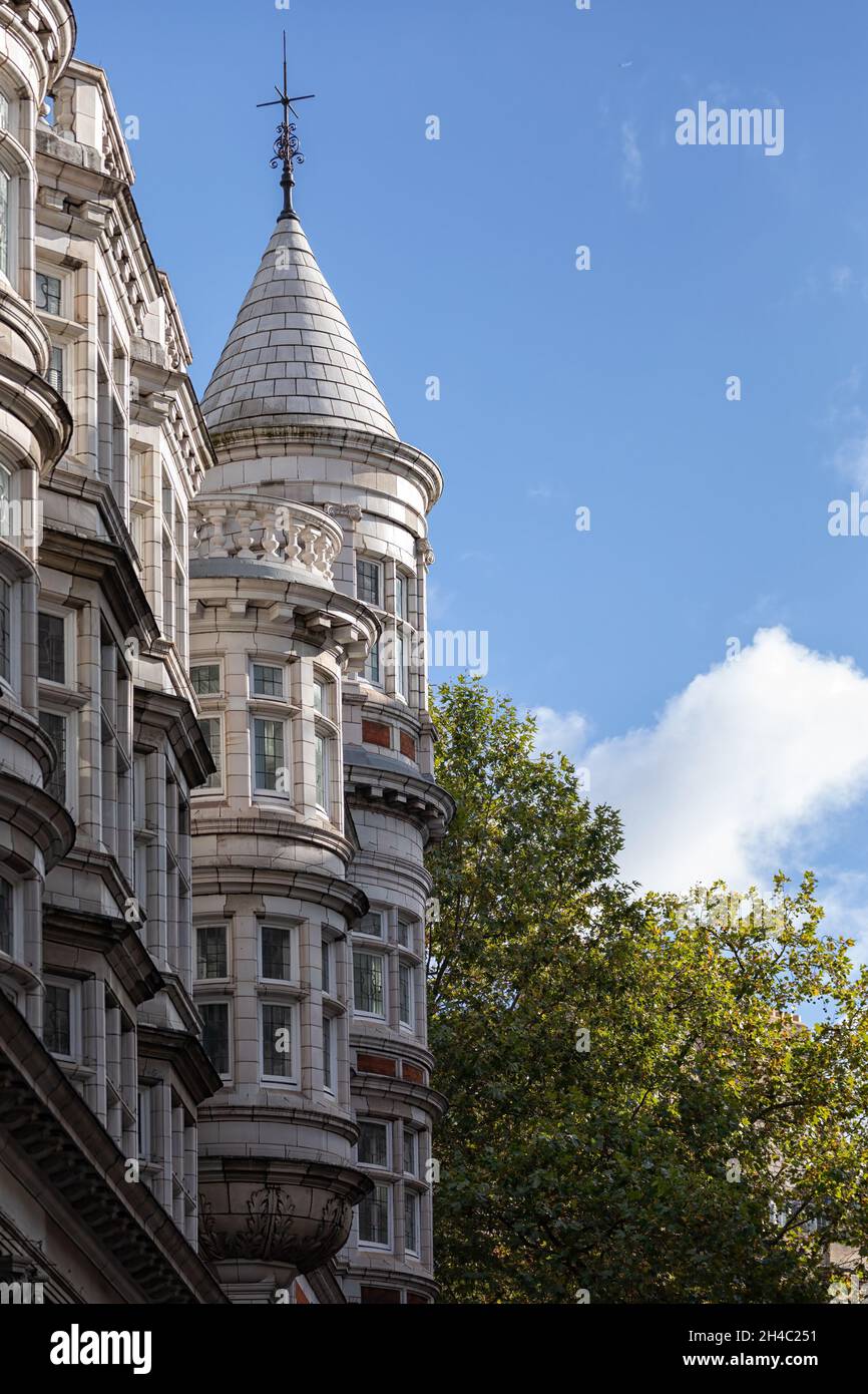 LONDRES, Royaume-Uni - 22 OCTOBRE 2021 : tourelles de style édouardien dans l'avenue sicilienne de Bloomsbury (architecte Robert Worley) Banque D'Images