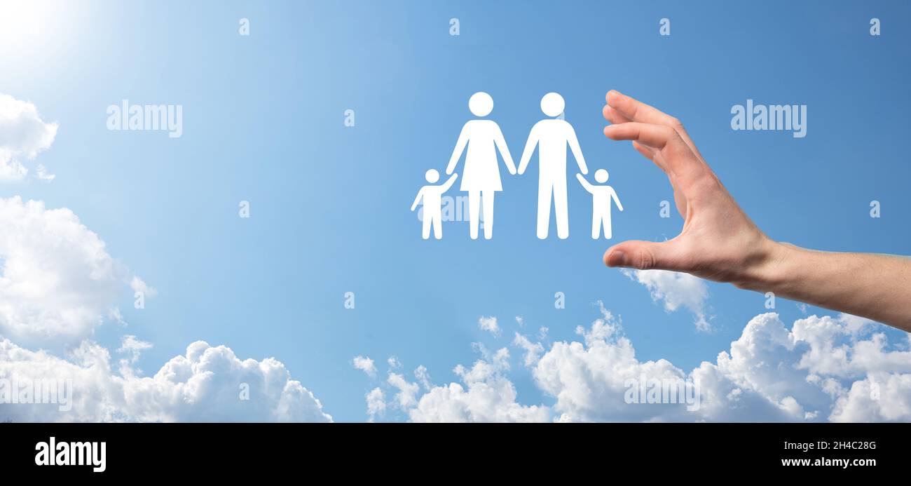 Main sur fond de ciel contient l'icône de famille.Santé et concept d'assurance vie.Père, mère, fille et fils Banque D'Images