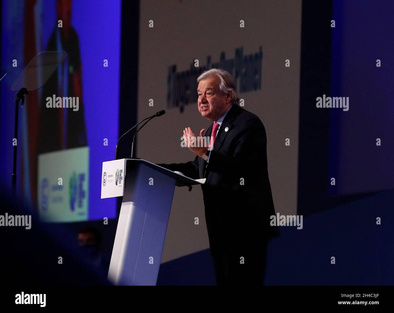 Glasgow, Grande-Bretagne.1er novembre 2021.Antonio Guterres, Secrétaire général de l'ONU, s'adresse à la cérémonie d'ouverture du Sommet des dirigeants mondiaux à la 26e Conférence des Parties des Nations Unies sur les changements climatiques (COP26), à Glasgow, en Grande-Bretagne, le 1er novembre 2021.Les dirigeants mondiaux ont appelé lundi à des actions concrètes pour relever les défis du changement climatique à la COP26.Credit: Han Yan/Xinhua/Alay Live News Banque D'Images