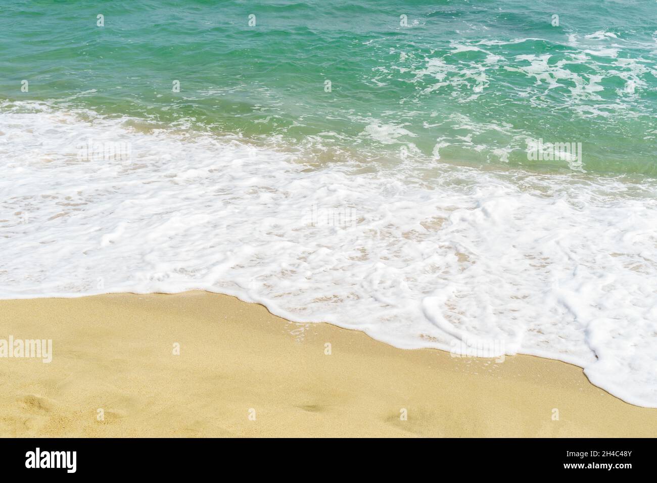 Vagues de mer et plage de sable.Cadre de photographie de concept reposant. Banque D'Images