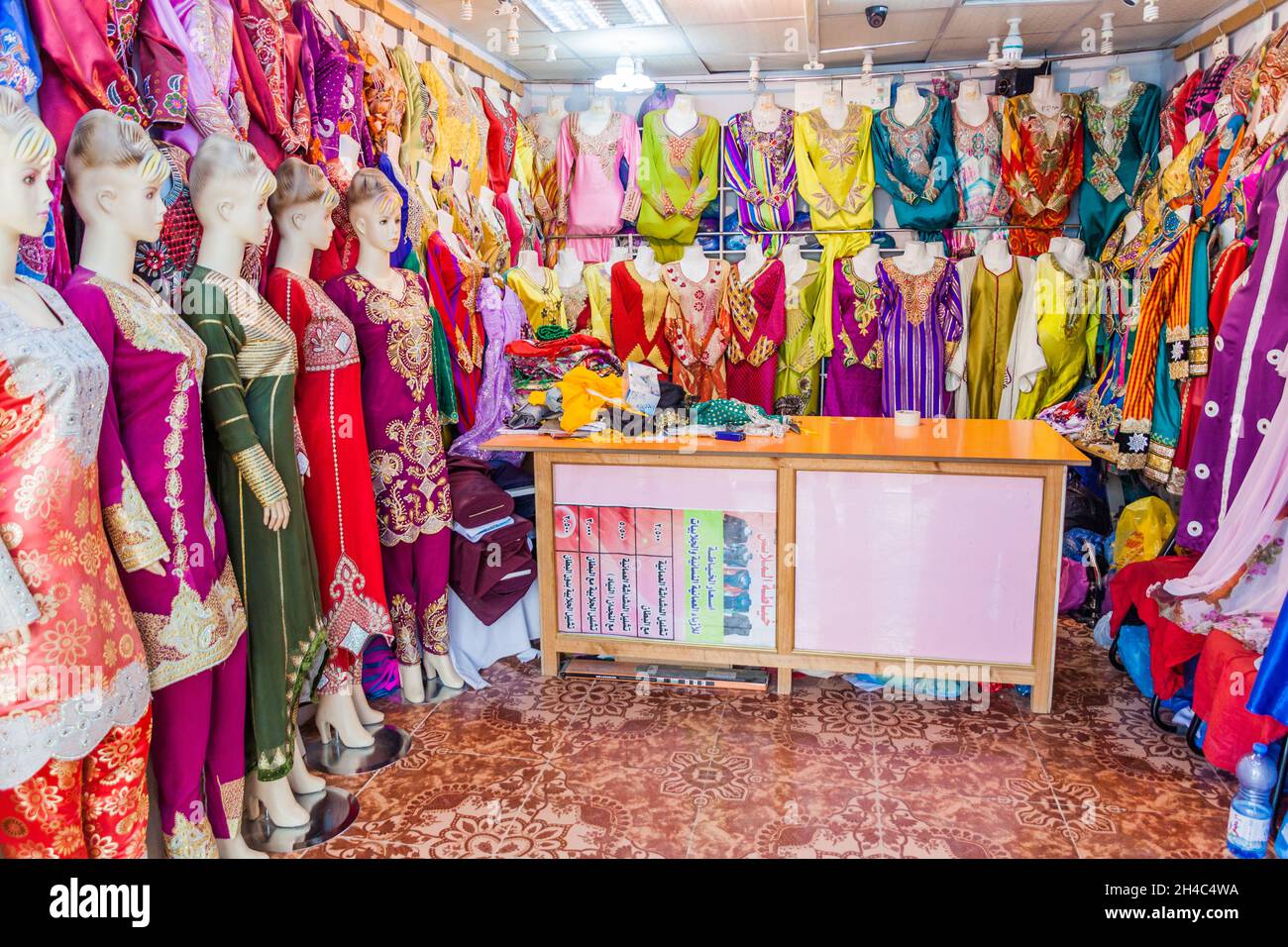 IBRA, OMAN - 6 MARS 2017 : vue de la boutique de vêtements pour femmes au Souq à Ibra. Banque D'Images