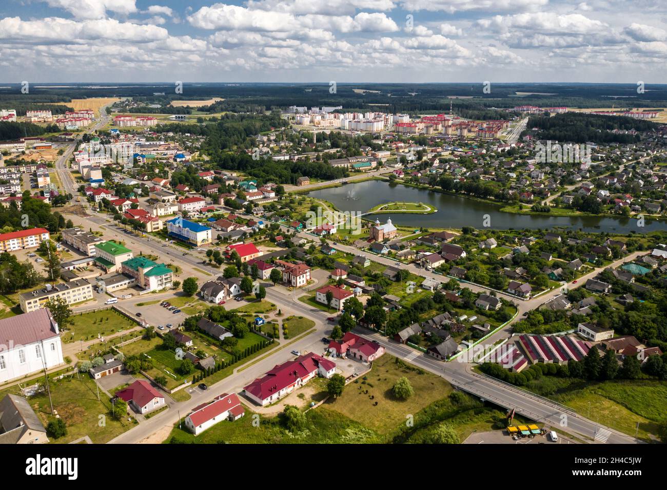 Vue de dessus de la ville d'Ostrovets en été, région de Grodno, différents panoramas de la ville.Belarus. Banque D'Images