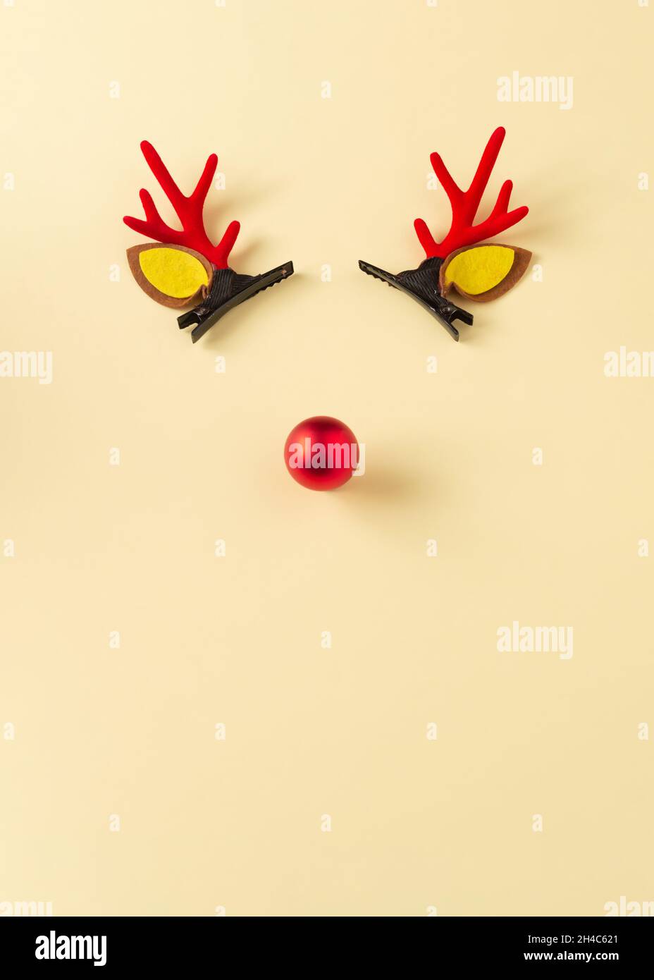 Cornes de renne avec un nez rouge sur fond jaune.L'humeur du nouvel an.Espace libre pour les messages d'accueil. Banque D'Images