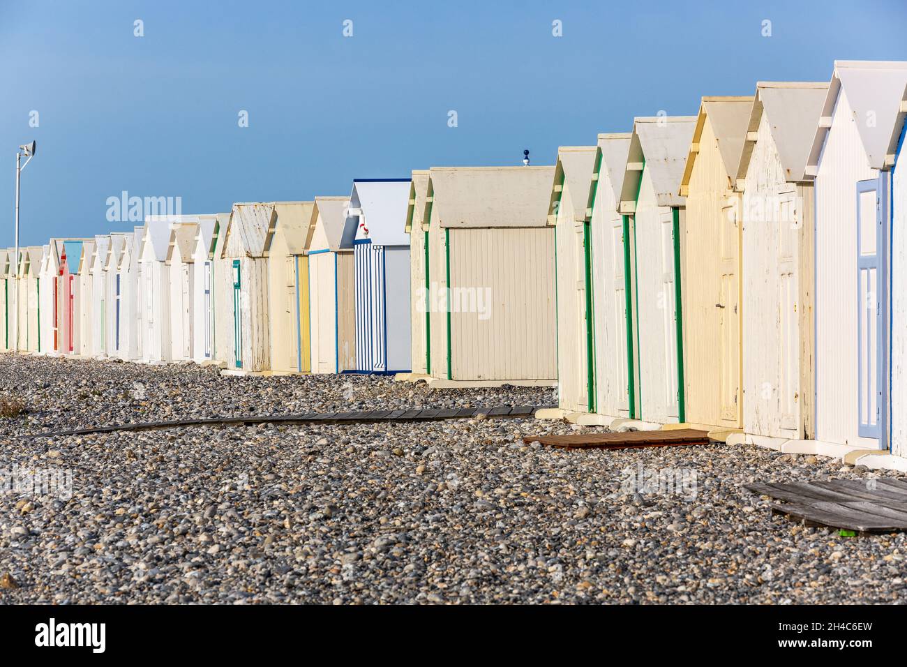 Alignement des cabines de plage à Cayeux-sur-Mer.Opal Coast, France ...