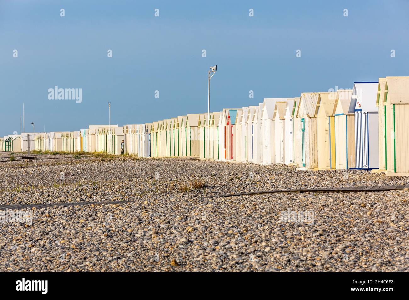 Alignement des cabines de plage à Cayeux-sur-Mer.Opal Coast, France ...