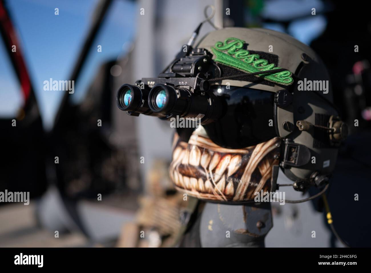 31 octobre 2021, Salinas, CA : des lunettes de vision nocturne sont exposées pour les fans d'aviation lors du 40e salon annuel de l'aéronautique international de Californie. (Stan Szeto/image du sport) Banque D'Images