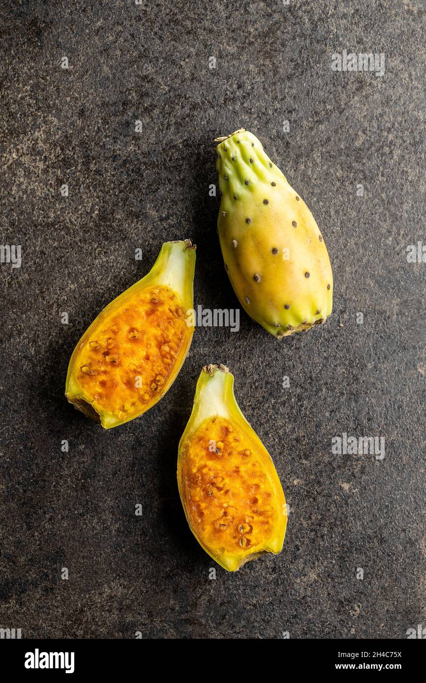 Poires crues.Opuntia ou cactus de figuiers indiens sur une table de cuisine.Vue de dessus. Banque D'Images
