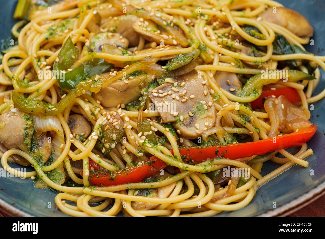Spaghetti et légumes wok avec sauce soja.Gros plan sur le plat du  restaurant Photo Stock - Alamy
