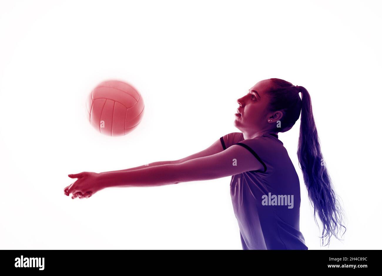 Volley-ball de fille tenir et de kick ball sur fond blanc.Filtre de couleur néon.Affiche sport horizontale, cartes de vœux, en-têtes, site Web et application Banque D'Images