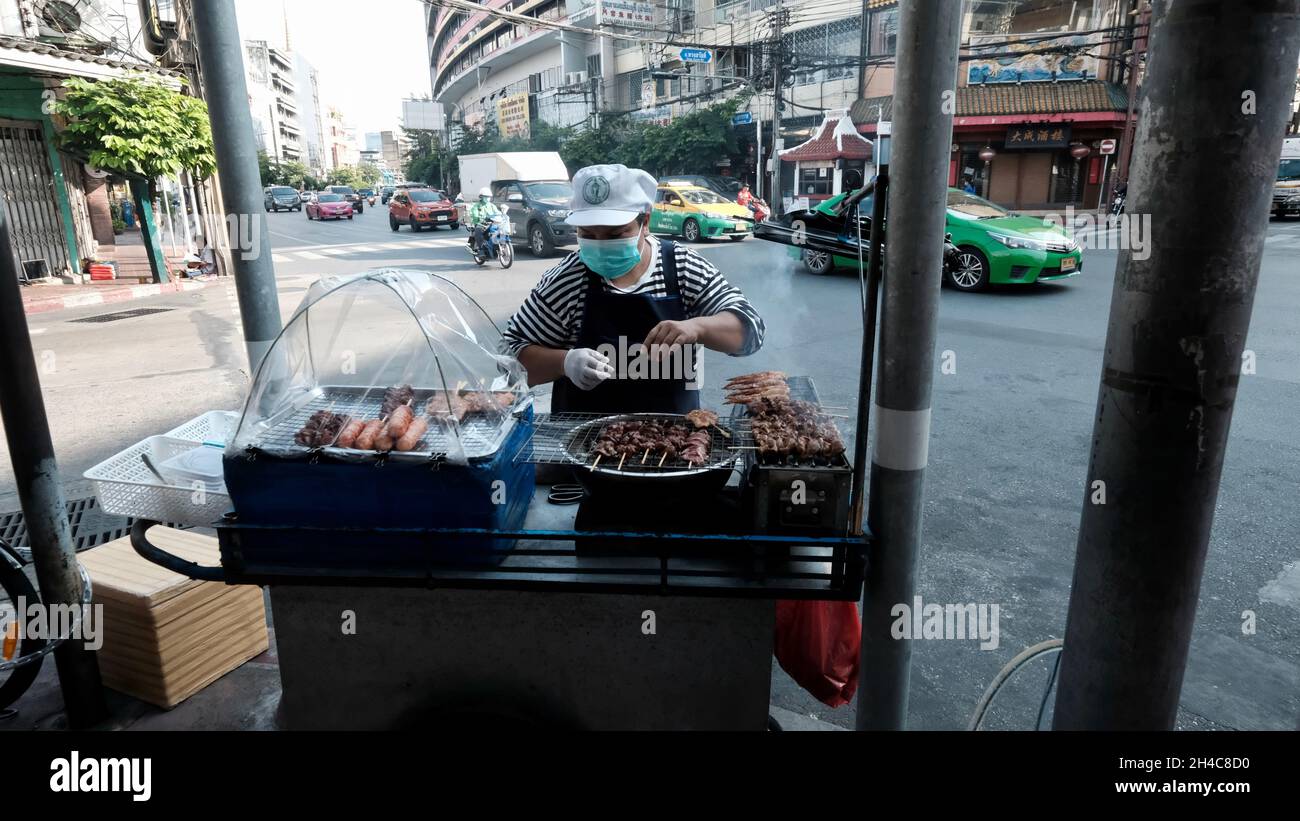 Satay Street Food Seller sur Chaloen Krung Road Chinatown Bangkok Thaïlande Banque D'Images