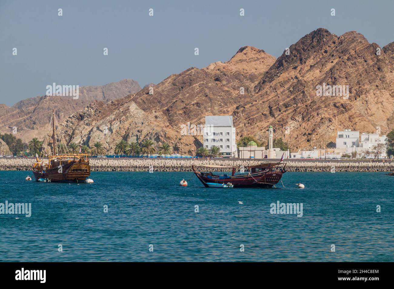 Des bateaux de dhow traditionnels près de Mutrah Corniche à Muscat, Oman Banque D'Images