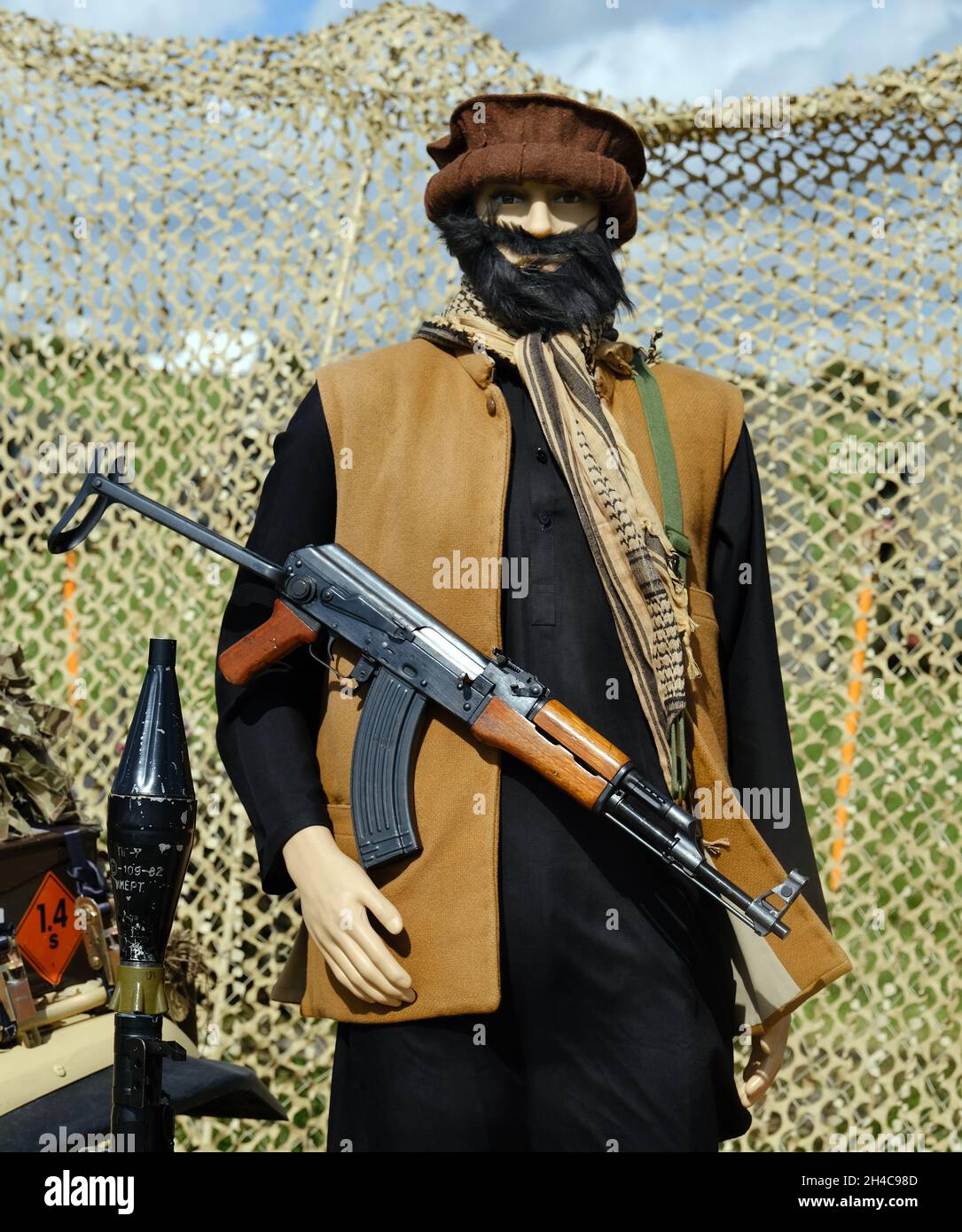 Mannequin d'Afgan taliban avec AK47. Banque D'Images