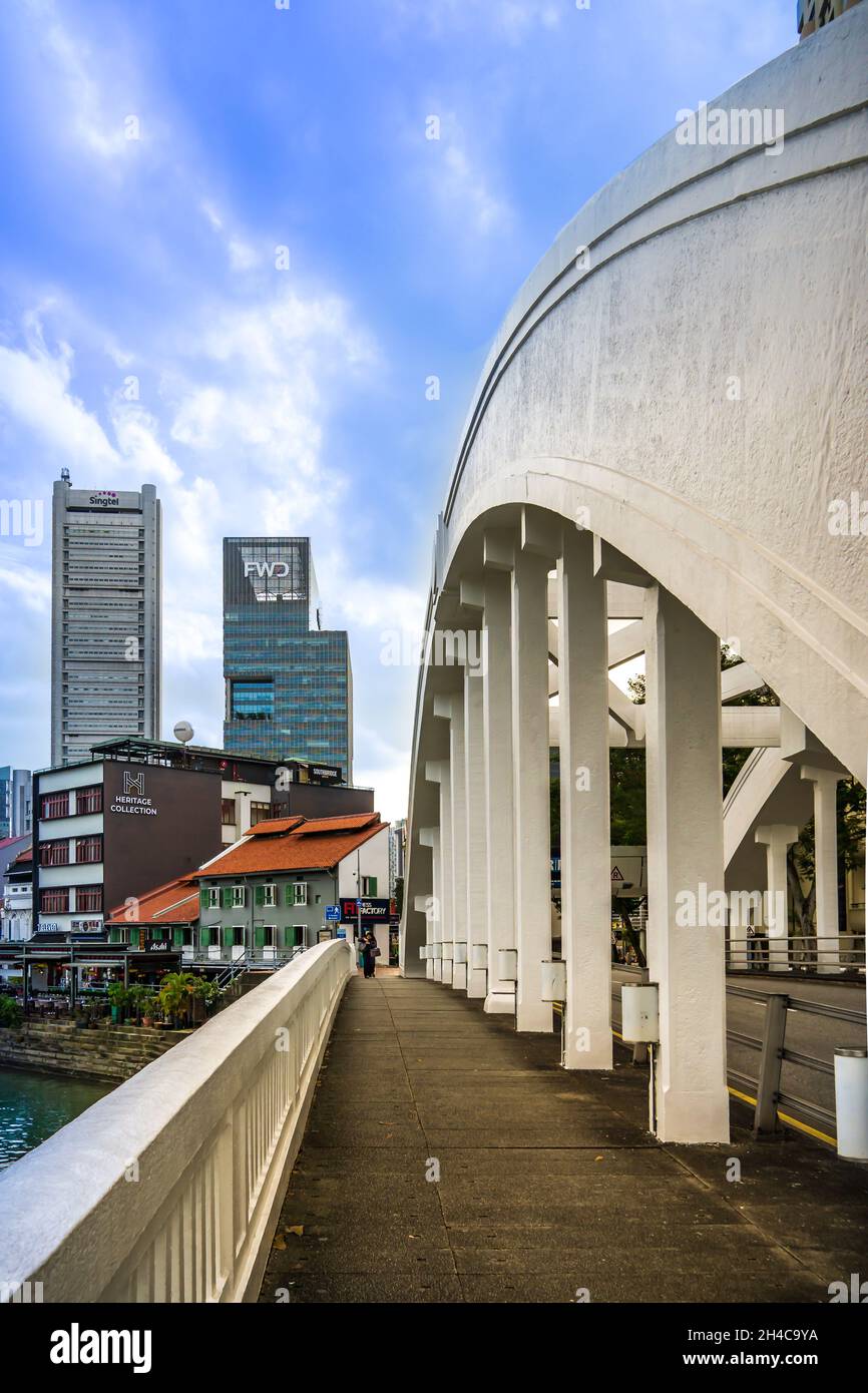 Le pont Elgin est un pont à poutres en caisson pour véhicules qui traverse la rivière Singapour. Banque D'Images
