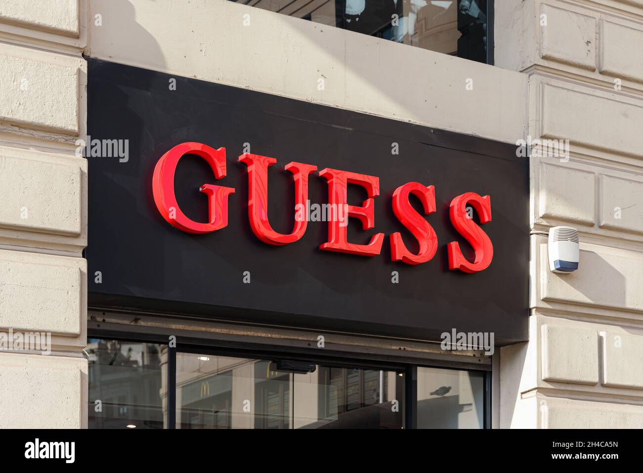 VALENCIA, ESPAGNE - 26 OCTOBRE 2021: Guess est une marque et un détaillant américain de vêtements et d'accessoires Banque D'Images