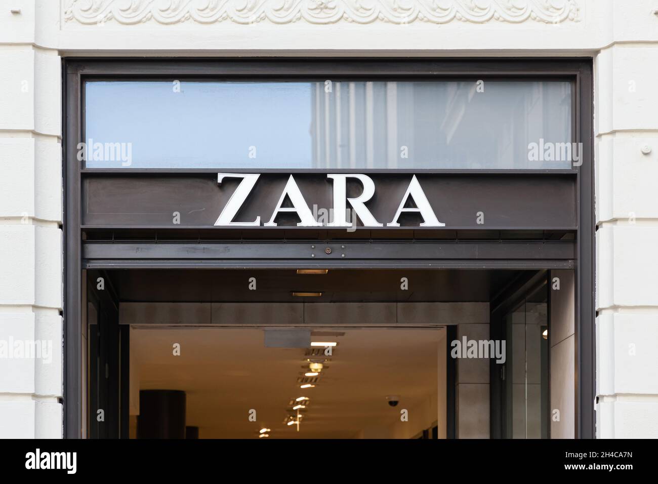 VALENCE, ESPAGNE - 26 OCTOBRE 2021 : Zara est la plus grande entreprise du  groupe Inditex, le plus grand détaillant de vêtements au monde Photo Stock  - Alamy