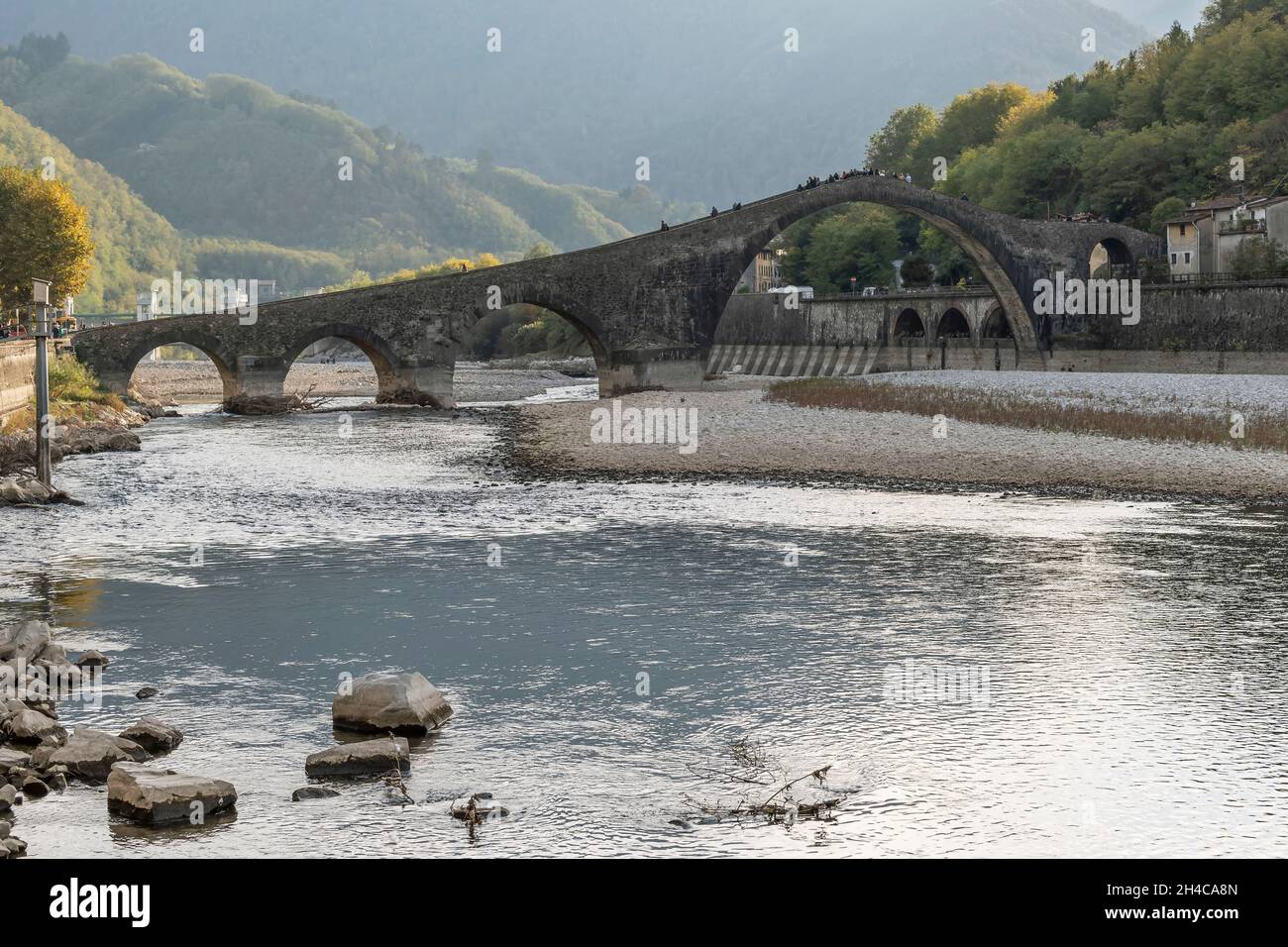 La rivière Serchio coule sous le Ponte della Maddalena ou del Diavolo, Borgo a Mozzano, Lucca, Italie Banque D'Images