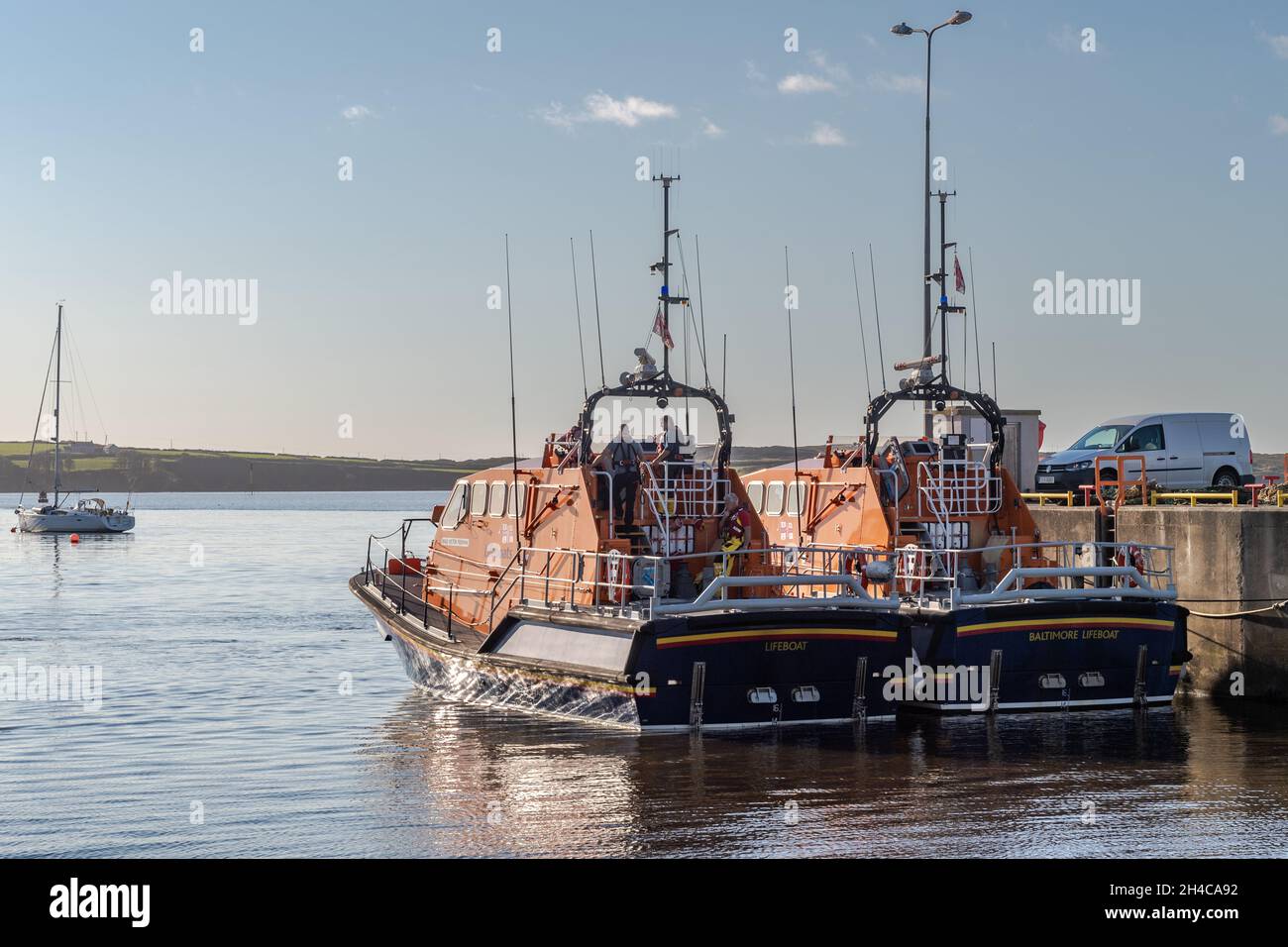 Deux bateaux de sauvetage RNLI amarrés à Baltimore, à West Cork, en Irlande. Banque D'Images