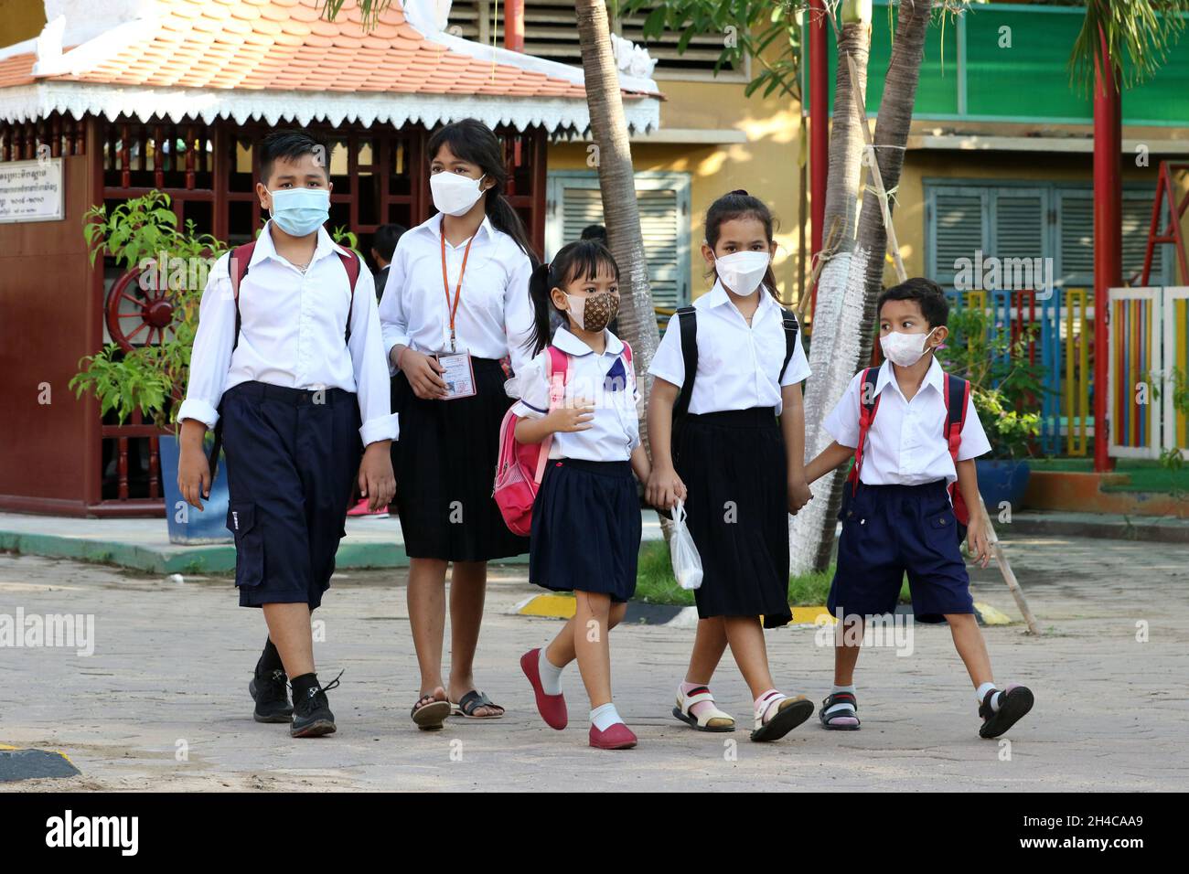 Cambodge.1er novembre 2021.Les élèves entrent dans une école primaire à Phnom Penh le 1er novembre 2021.Le Premier ministre cambodgien Samdech Techo Hun Sen a déclaré lundi lors d'une conférence de presse que les écoles à tous les niveaux ont été rouvertes dans tout le royaume, après que 13.7 millions de personnes, soit 85.68 pour cent de la population du pays, aient été inoculées avec les vaccins COVID-19.Credit: Phearum/Xinhua/Alamy Live News Banque D'Images