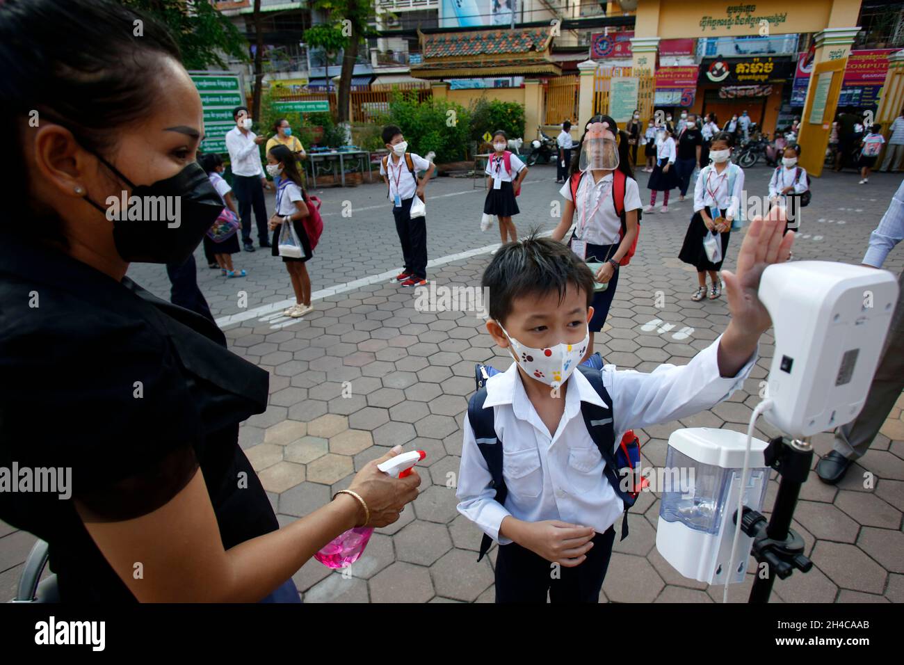 Cambodge.1er novembre 2021.La température corporelle d'un étudiant est contrôlée dans une école primaire de Phnom Penh le 1er novembre 2021.Le Premier ministre cambodgien Samdech Techo Hun Sen a déclaré lundi lors d'une conférence de presse que les écoles à tous les niveaux ont été rouvertes dans tout le royaume, après que 13.7 millions de personnes, soit 85.68 pour cent de la population du pays, aient été inoculées avec les vaccins COVID-19.Credit: Phearum/Xinhua/Alamy Live News Banque D'Images