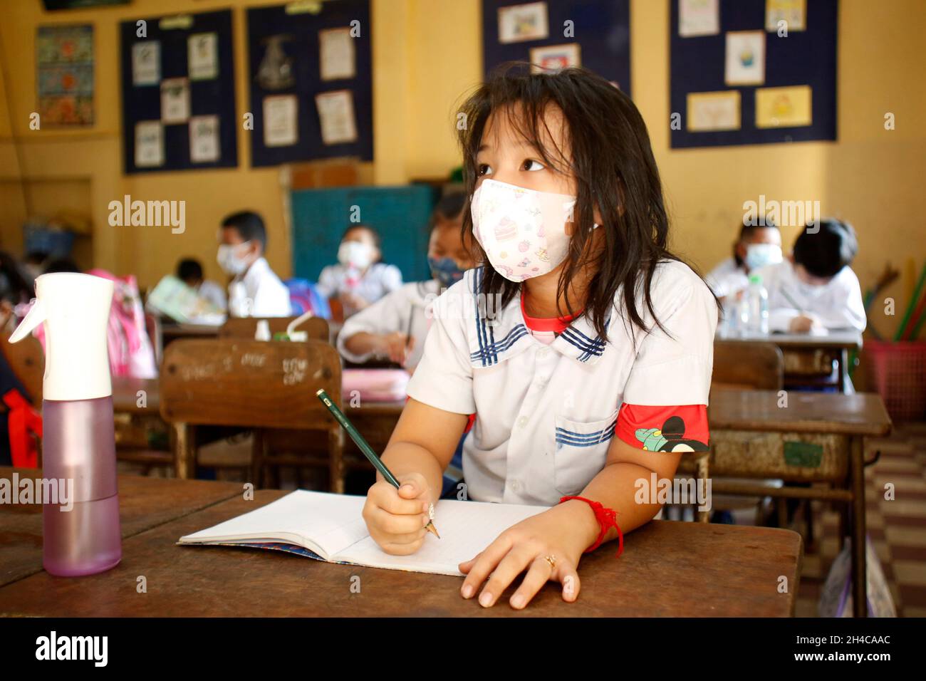 Cambodge.1er novembre 2021.Les élèves portant un masque pratiquent la distanciation sociale en classe dans une école primaire de Phnom Penh le 1er novembre 2021.Le Premier ministre cambodgien Samdech Techo Hun Sen a déclaré lundi lors d'une conférence de presse que les écoles à tous les niveaux ont été rouvertes dans tout le royaume, après que 13.7 millions de personnes, soit 85.68 pour cent de la population du pays, aient été inoculées avec les vaccins COVID-19.Credit: Phearum/Xinhua/Alamy Live News Banque D'Images