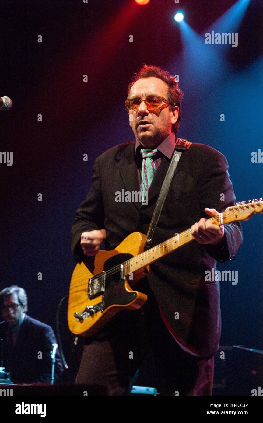 BARCELONE - 03 FÉVRIER : le compositeur et musicien anglais Elvis Costello se produit sur scène à Razzmatazz le 3 février 2005 à Barcelone, Espagne. Banque D'Images
